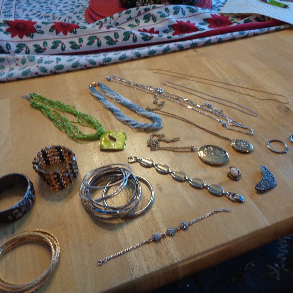 COSTUME WOMEN'S JEWELRY LOT OF 29 ASSORTED